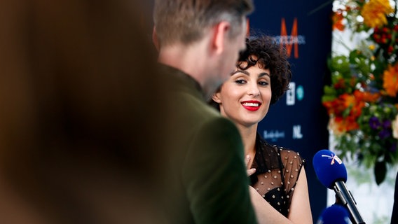 Barbara Pravi (Frankreich) auf dem "Turquoise Carpet" in Rotterdam. © EBU Foto: Andres Putting