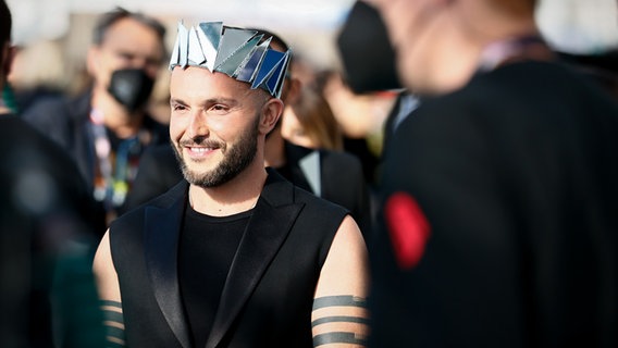 Vasil (Nordmazedonien) auf dem "Turquoise Carpet" in Rotterdam. © EBU Foto: Andres Putting