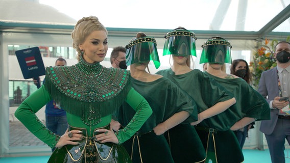 Samanta Tīna  (Lettland) auf dem "Turquoise Carpet" in Rotterdam. © NDR Foto: Aaron Moser