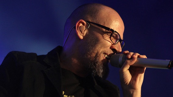 Thomas D spricht 2007 auf einem Konzert in Frankfurt am Main ins Mikrofon  Foto: Martin Winter