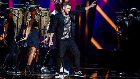 US-Sänger Justin Timberlake läuft über die Bühne bei seinem Auftritt im ESC-Finale 2016 in Stockholm. © dpa-Bildfunk Foto: Maja Suslin