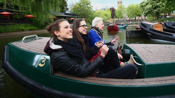 Elaiza bei einer kleinen Bootstour im Kopenhagener Vergnügungs- und Freizeitpark Tivoli. © NDR Foto: Rolf Klatt