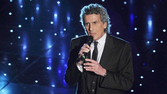 Toto Cutugno singt im Scheinwerferlicht der Bühne den Song "Aeroplani" beim Sanremo Festival 2010  