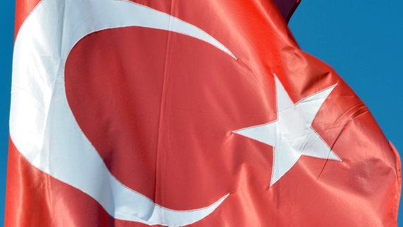 Eine türkische Flagge weht im Wind. © picture alliance Foto: Winfried Rothermel