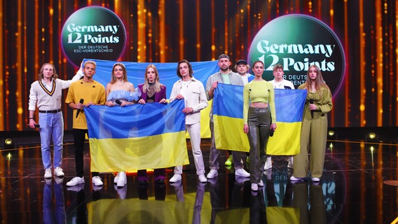 Die Vorentscheid-Teilnehmer auf der Bühne mit ukrainischen Fahnen © NDR Foto: Mairena Torres Schuster