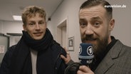 Tim Bendzko im Interview mit Bürger Lars Dietrich.  