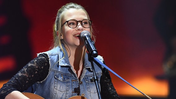 Helene Nissen auf der Bühne beim ESC-Vorentscheid  "Unser Song 2017". © Brainpool / Willi Weber Foto: Willi Weber