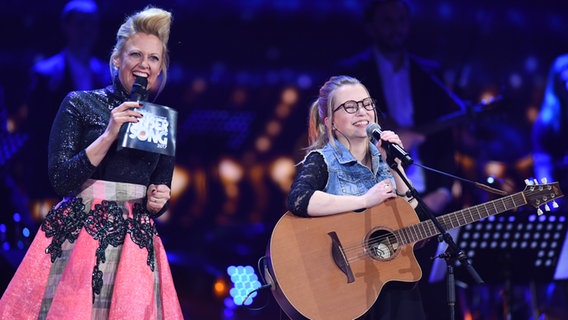 Barbara Schöneberger und Helene Nissen auf der Bühne beim ESC-Vorentscheid  "Unser Song 2017". © Brainpool / Willi Weber Foto: Willi Weber