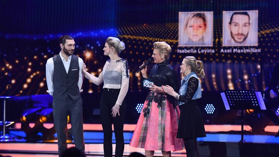 Barbara Schöneberger und Axel, Levina und Helene warten auf die Abstimmung © Brainpool / Willi Weber Foto: Willi Weber