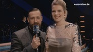 Levina im Interview mit Bürger Lars Dietrich.  