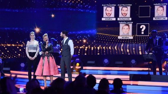 Axel, Levina und Barbara warten auf die Abstimmung zum Vorentscheid "Unser Song 2017". © Brainpool / Willi Weber Foto: Willi Weber