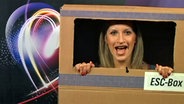 Update-Moderatorin Domenica Berger in der ESC-Box. © NDR 