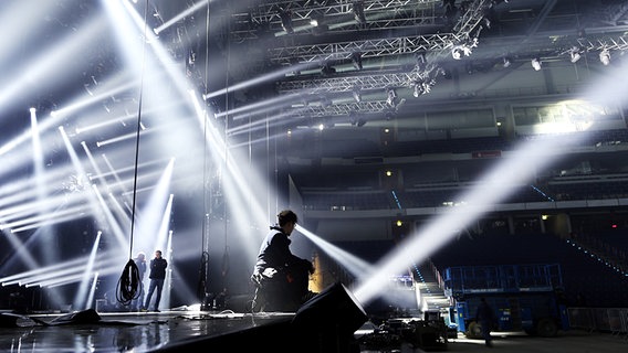 Lichtaufbau in der TUI Arena in Hannover. © NDR Foto: Rolf Klatt