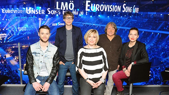 Die Jury von "Unser Song für Malmö": Roman Lob, Tim Bendzko, Mary Roos, Peter Urban und Anna Loos (v.l.). © NDR / Brainpool Foto: Willi Weber