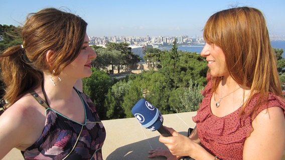 Olga Grjasnowa im Interview mit Videobloggerin Sandra Hofmann.  