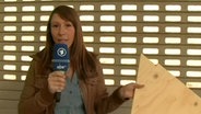 Reporterin Sandra Hofmann in den Werkstätten von Studio Hamburg  