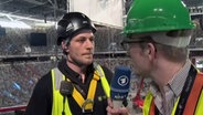 Videoblogger Roman Rätzke in der Düsseldorf Arena. © NDR 