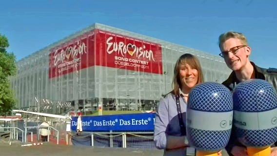 Sandra und Roman vor der ESC-Arena. © NDR 