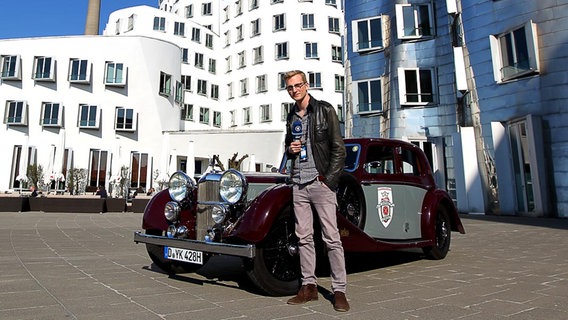Videoblogger Roman Rätzke steht vor einem Oldtimer.  Foto: Rolf Klatt