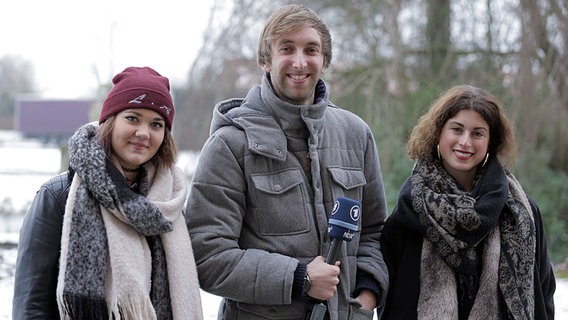 Videoblogger Torge Oelrich mit den Clubkonzert-Kandidatinnen Lou (links) und Ann Sophie. © NDR Foto: Mairena Torres Schuster