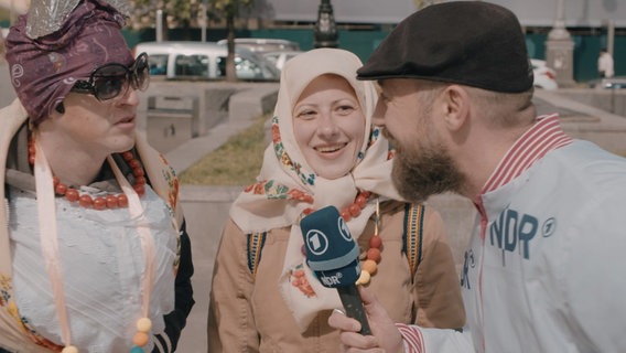 Bürger Lars Dietrich interviewt ESC-Fans im Euro Village in Kiew © NDR 