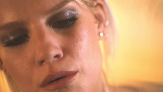 Levina und ihr Gitarrist in dem Video zu "Nothing More Beautiful"  