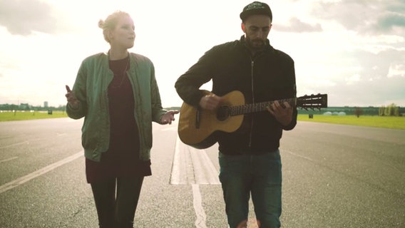 Levina und ihr Gitarrist in dem Video zu "Echo"  