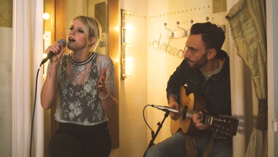 Levina und ihr Gitarrist in dem Video zu "Courage to say goodbye"  