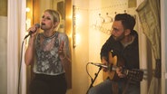 Levina und ihr Gitarrist in dem Video zu "Courage to say goodbye"  