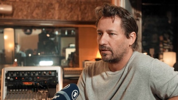 Wolfgang Dalheimer, musikalischer Leiter des Song Writing Camps, im Interview. © NDR / eurovision.de 