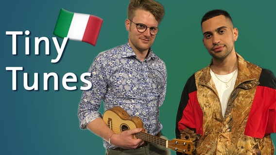 Stefan Spiegel steht mit Ukulele neben Mahmood aus Italien © NDR 