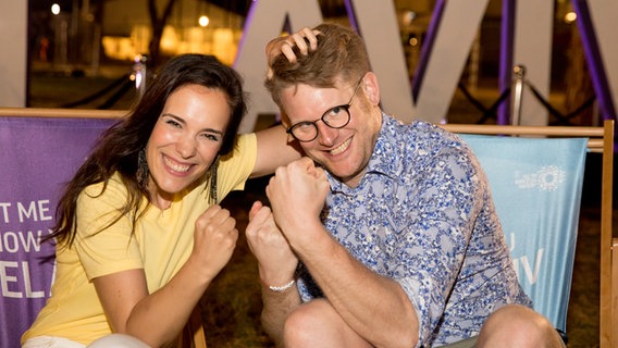 Eine nachdenkliche Alina Stiegler, Stefan Spiegel ballt seine Hand zu Fäusten. © NDR Foto: Claudia Timmann