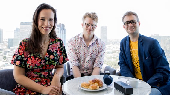 Alina Stiegler, Stefan Spiegel und Marcel Stober lächeln in die Kamera. © NDR 