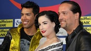 Dita von Teese mit den deutschen ESC-Teilnehmern Alex Swings Oscar Sings  Foto: Rolf Klatt