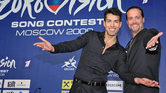 Alex C. und Oscar  Loya auf der ESC Pressekonferenz nach ihrer ersten Probe  Foto: Rolf Klatt