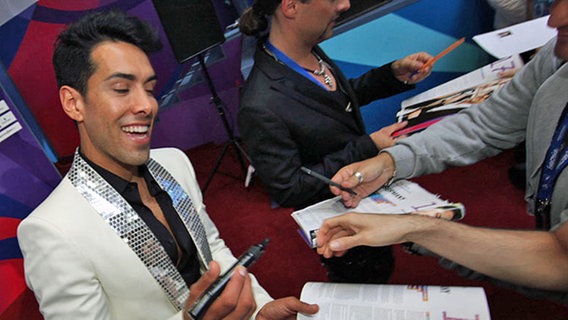 Oscar Loya gibt nach der ESC Pressekonferenz Autogramme  Foto: Rolf Klatt