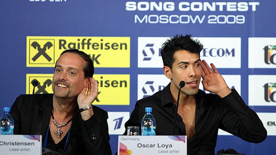 Alex C. und Oscar  Loya auf der ESC Pressekonferenz nach ihrer ersten Probe  Foto: Rolf Klatt
