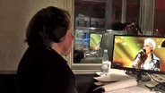 Peter Urban sitzt in der ESC-Kommentatorenkabine © NDR Foto: Screenshot