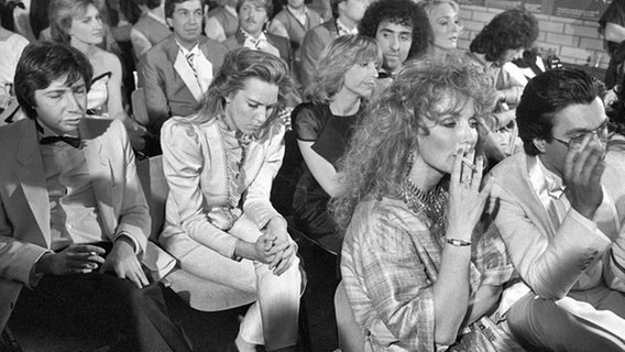 Die französische Sängerin Corinne Hermès 1983 kurz vor Ankündigung des Ergebnisses des Eurovision Song Contests in der Münchner Rudi-Sedlmayer Sporthalle. © Schreiber, Gamma Presse Images Foto: Schreiber