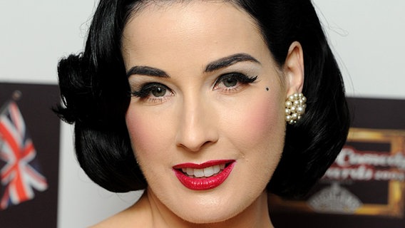 Dita von Teese ist Miss Kiss Kiss © picture alliance / dpa 