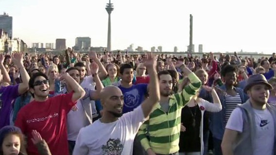 Flashmob-Teilnehmer trainieren eine Choreografie für den ESC © NDR 