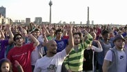 Flashmob-Teilnehmer trainieren eine Choreografie für den ESC © NDR 