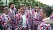 Britische ESC-Fans feiern vor der Globe Arena. © NDR 