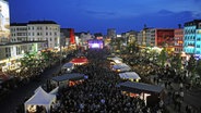 Mehrere Tausend Zuschauer verfolgen am Samstag (29.05.2010) auf dem Spielbudenplatz der Reeperbahn in Hamburg die Übertragung des Eurovision Song Contest aus Oslo. © dpa Foto: Fabian Bimmer