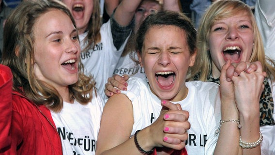 Lena-Fans bejubeln am Samstag (29.05.2010) auf dem Public Viewing in Hannover den Sieg von Lena Meyer-Landrut bei dem Eurovision Song Contest in Oslo © dpa Foto: Peter Steffen