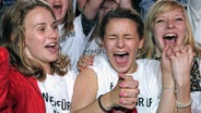 Lena-Fans bejubeln am Samstag (29.05.2010) auf dem Public Viewing in Hannover den Sieg von Lena Meyer-Landrut bei dem Eurovision Song Contest in Oslo © dpa Foto: Peter Steffen