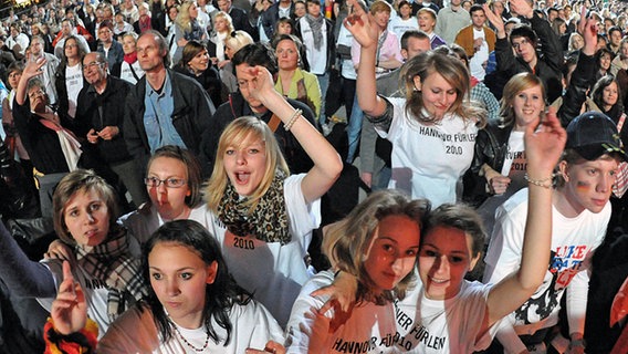 Lena-Fans bejubeln am Samstag (29.05.2010) auf dem Public Viewing in Hannover den Sieg von Lena Meyer-Landrut bei dem Eurovision Song Contest in Oslo © dpa Foto: Peter Steffen