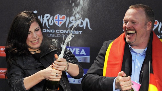 ESC 2010: Siegerin Lena Meyer-Landrut in Feierlaune mit Stefan Raab © Picture Alliance/dpa Foto: Jörg Carstensen