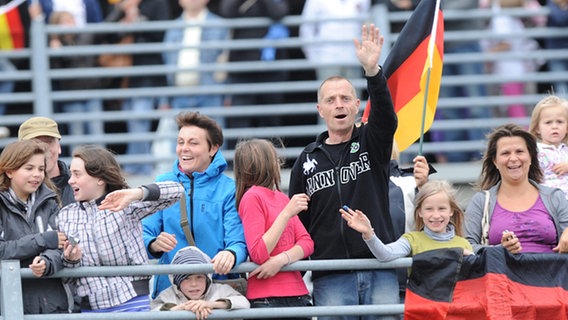 Jubelnde Fans am Flughafen von Hannover warten auf Lena © dpa Foto: Maurizio Gambarini