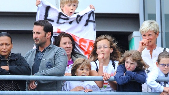 Jubelde Fans am Flughafen von Hannover warten auf Lena © dpa Foto: Maurizio Gambarini